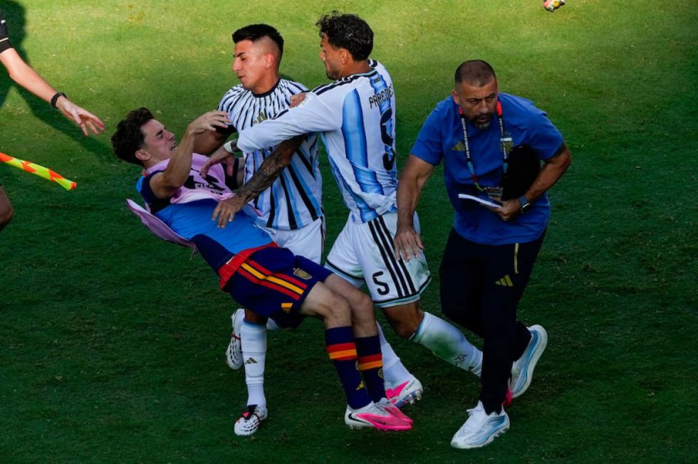 Paredes y una de las sanciones más severas en la historia de los Mundiales