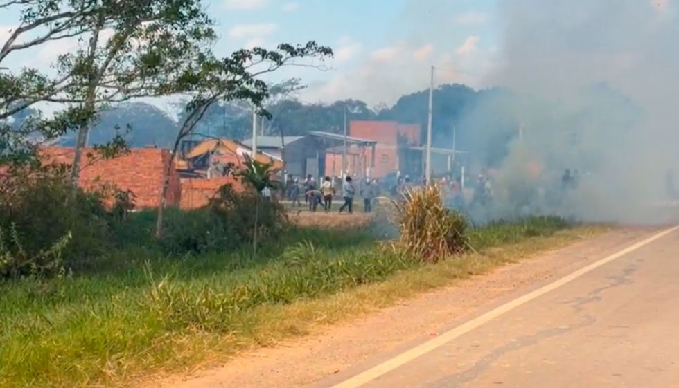Policía interviene el bloqueo en la carretera Trinidad-Santa Cruz