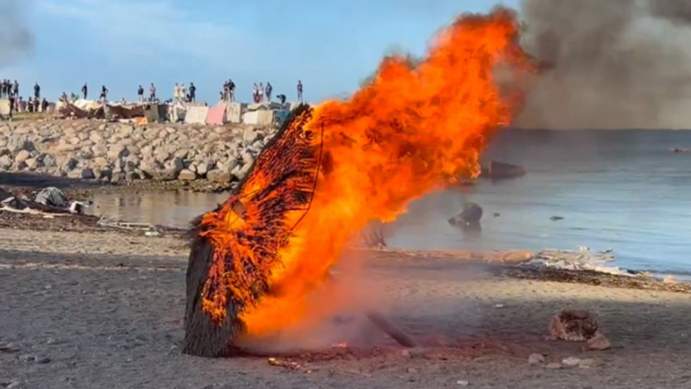 Ceutíes prenden fuego a campamento de migrantes