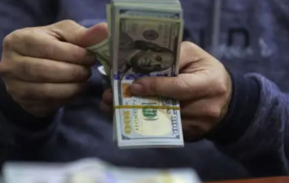 En dos meses de régimen cambiario flexible, el dólar fluctuó entre Bs 9,73 y Bs 12,15