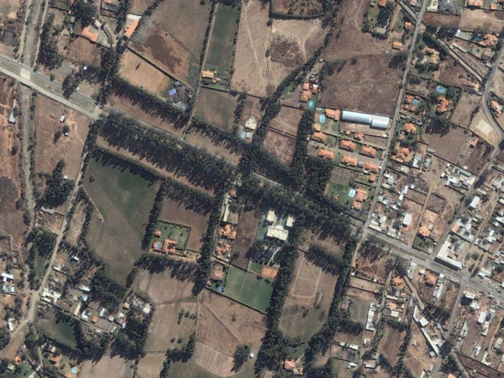 Imagen satelital de la Av. Ecológica de Tiquipaya, Cochabamba. 2003
