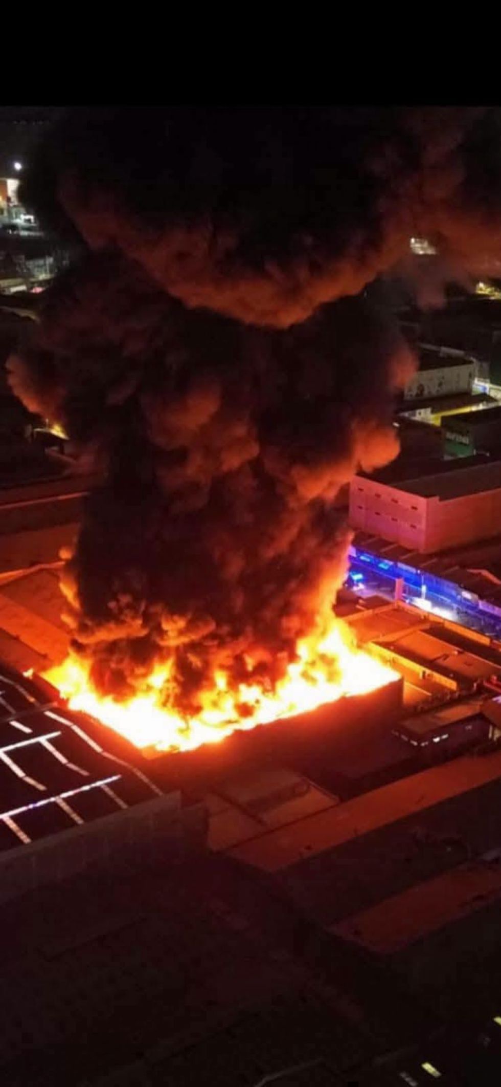 Voraz incendio arrasa dos galpones con fardos de ropa europea en la Zona Franca de Iquique