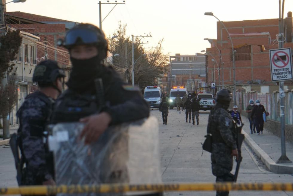 Policía reporta 2 fallecidos y 7 desaparecidos por explosión en cuartel de Viacha 