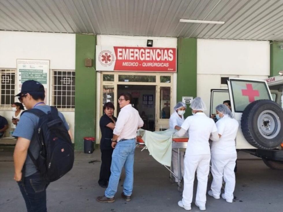 Pelea entre vendedoras de boletos termina con una mujer hospitalizada tras caer contra una flota en movimiento