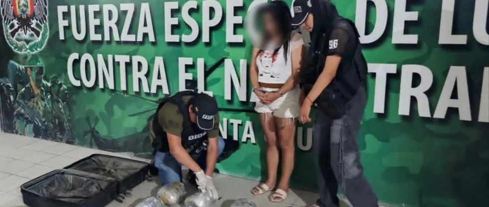 Hallan 10 paquetes de marihuana transportados en una maleta en la carretera al norte cruceño, hay una aprehendida