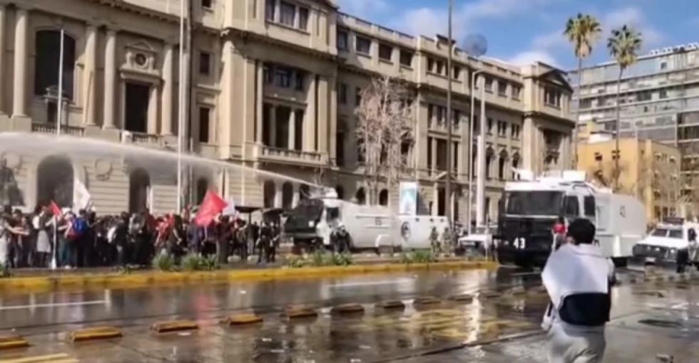 Chile: Carabineros reprimen marcha de estudiantes