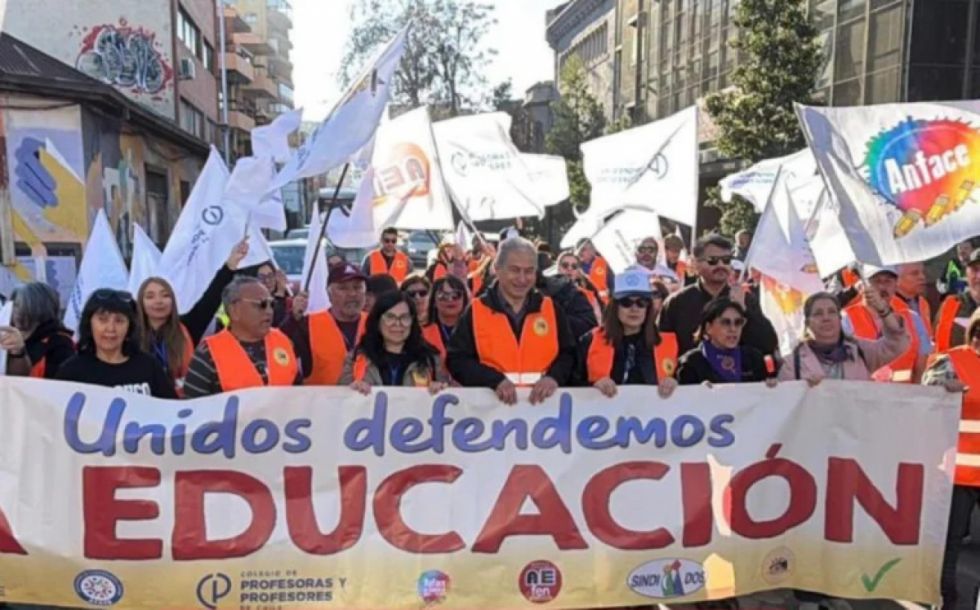 Descontento: Docentes y sindicalistas marchan en Chile