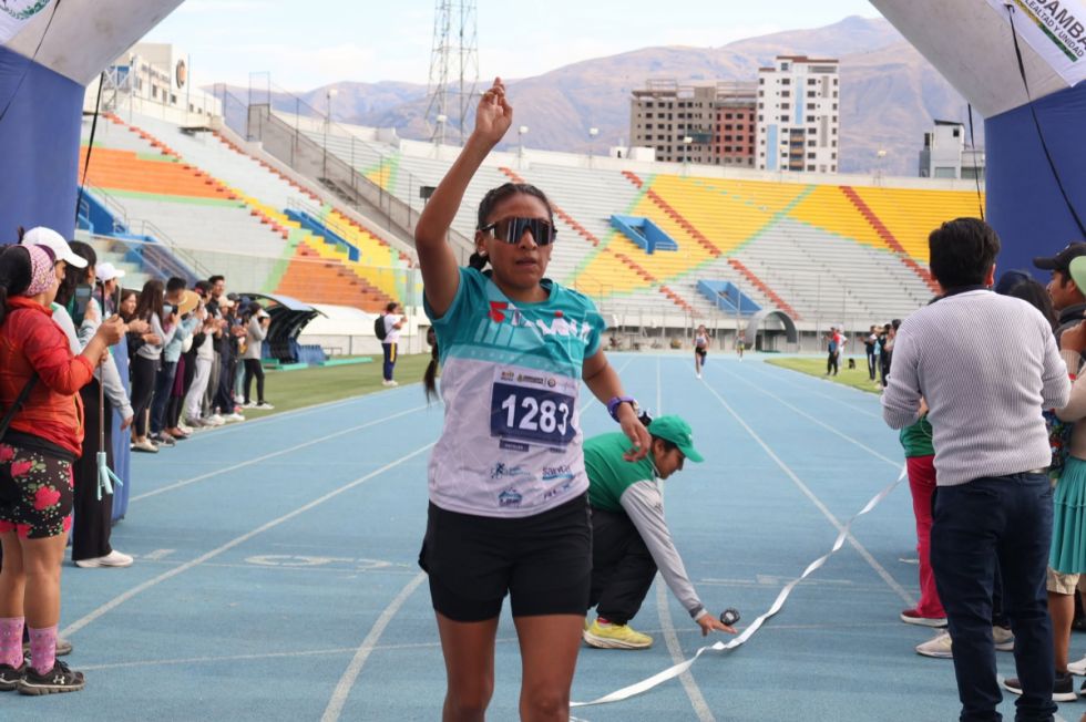 Camargo y Ninavia ganan carrera pedestre en Cochabamba