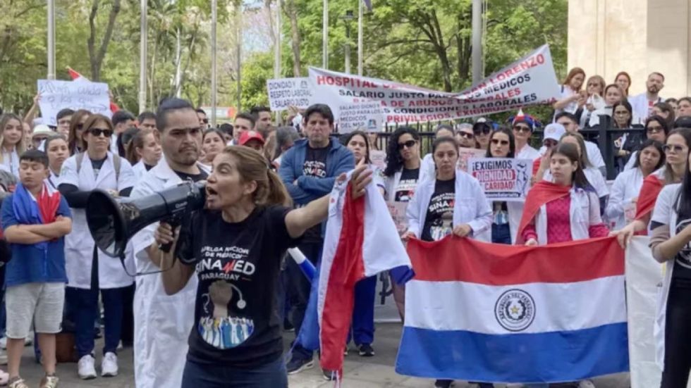 Paraguay: 446 médicos presentaron renuncias