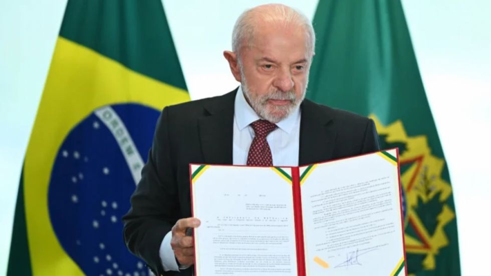 Gobierno de Lula reduce impuestos a combustibles
