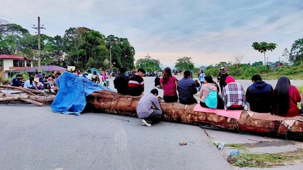 Estudiantes bloquean la ruta nueva a Santa Cruz y exigen cambios en Unibol