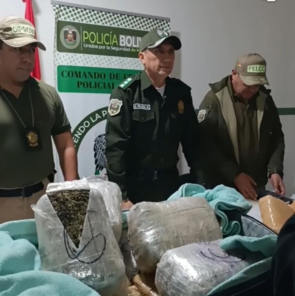 Cae pasajero con dos maletas llenas de marihuana