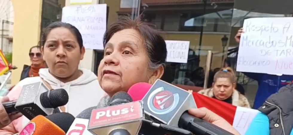 Comerciantes instalan vigilia y frenan Congreso de Gremiales en Tarija; exigen nuevas elecciones