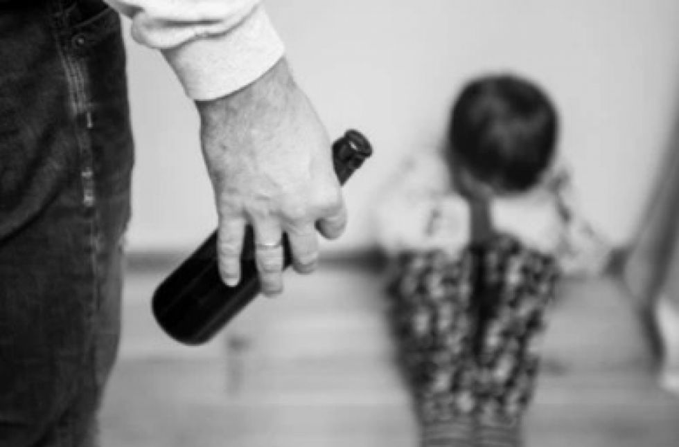 Abren proceso a padres ebrios por descuidar a sus hijos
