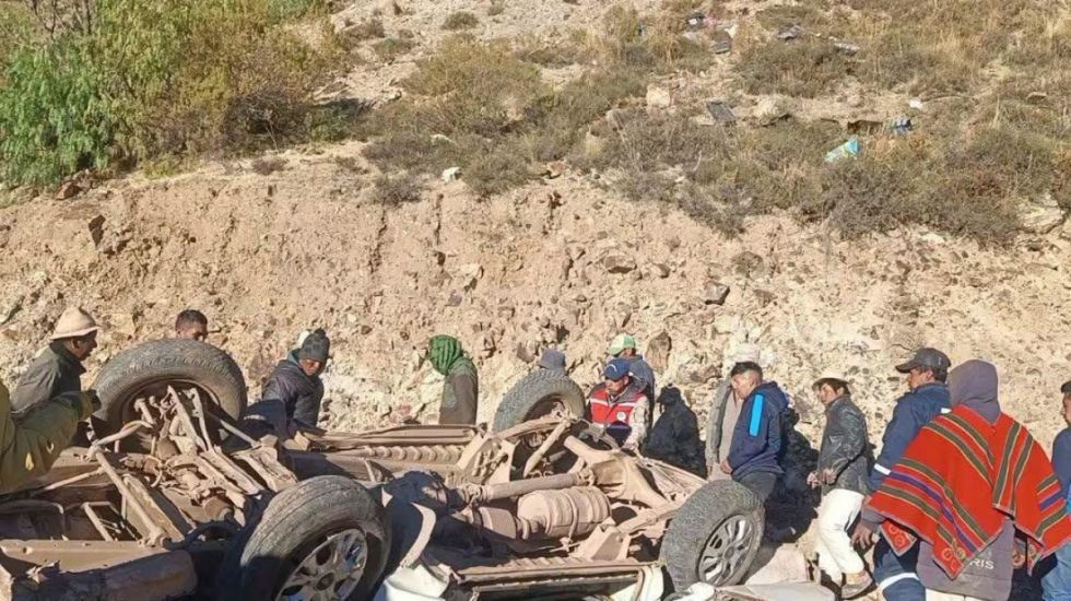 Luto en el magisterio potosino: cinco maestros y un conductor mueren tras caída de minibús