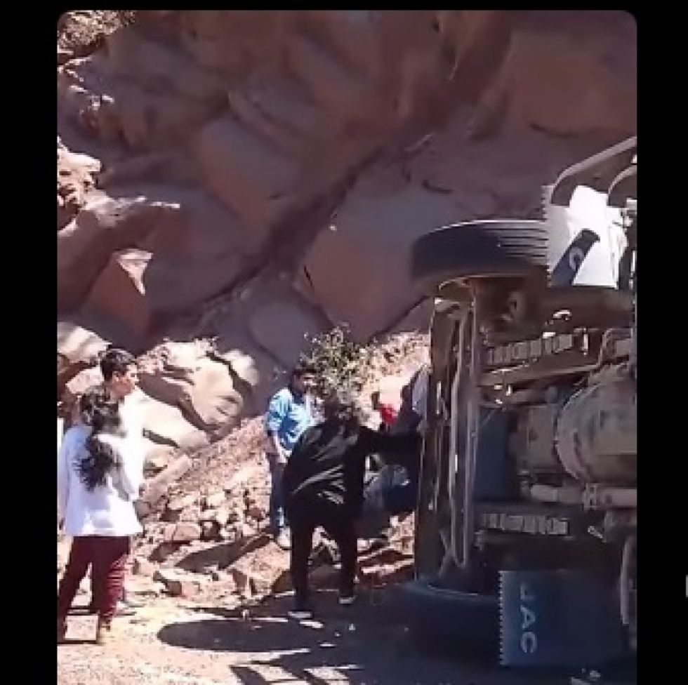 Camión con repuestos volcó en la ruta Villa Montes-Tarija (Video)
