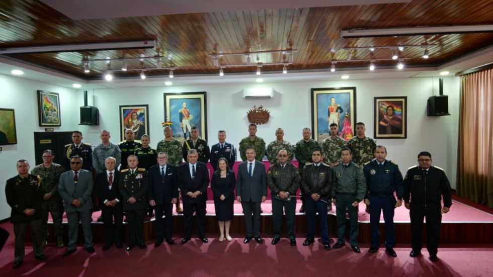 Bolivia acoge taller militar de “control de multitudes”