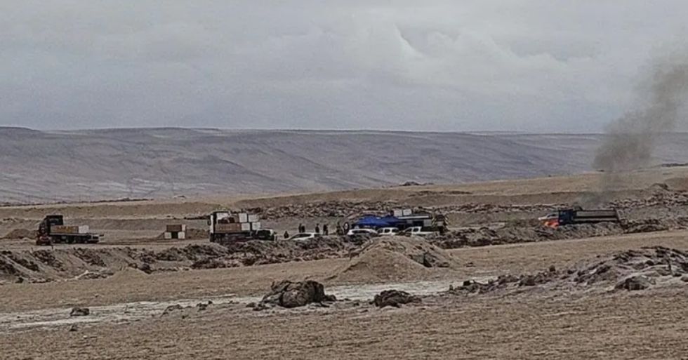 Chile destruye la “narcomadera” y Bolivia pide verificar