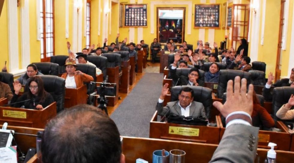 Dirigente de la CSUTCB sugiere colgar a asambleístas de La Paz por aumento salarial