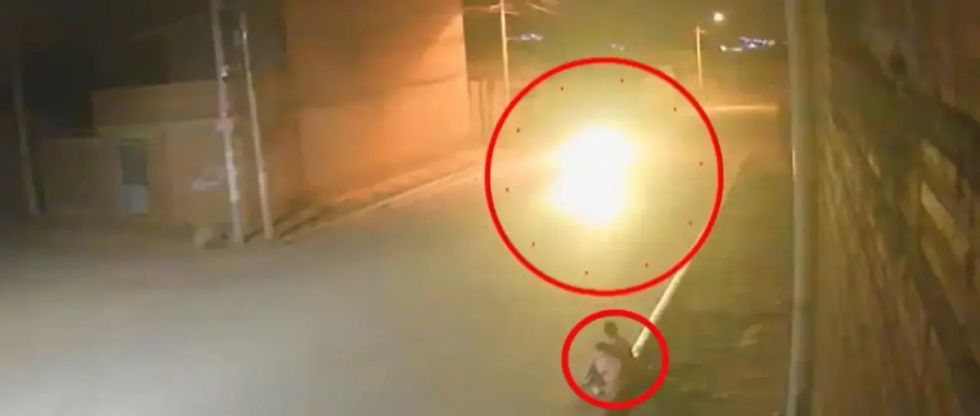 Conductor atropella a una madre y su hija que estaban sentadas sobre la acera de una calle
