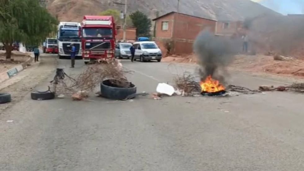 Comunarios bloquean la ruta Potosí–Oruro en Tarapaya ante la falta de combustible