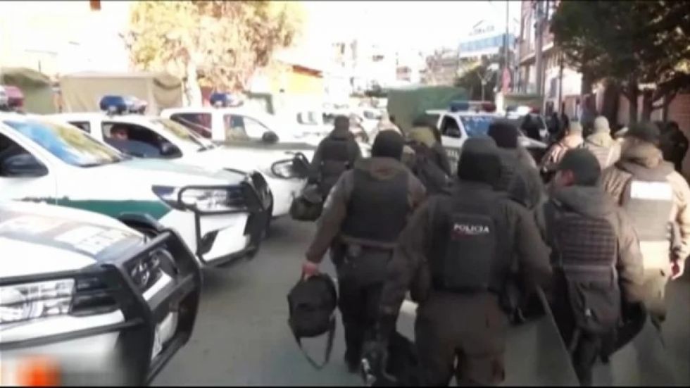 Policía de La Paz despliega 900 efectivos en carreteras y puntos estratégicos ante posibles bloqueos