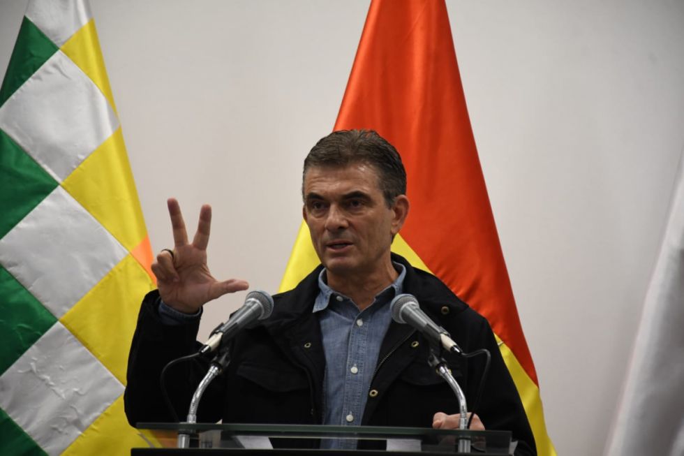 Paz dice que fue a “cerrar acuerdos”, pero persisten las dudas por el FAB002 en Boca Ratón