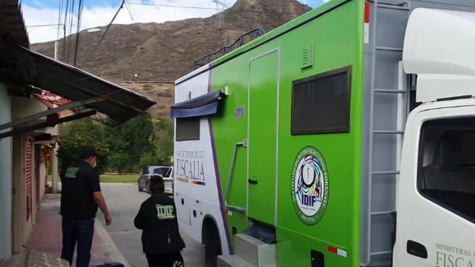 Policía busca al nieto de una mujer hallada muerta con 32 puñaladas