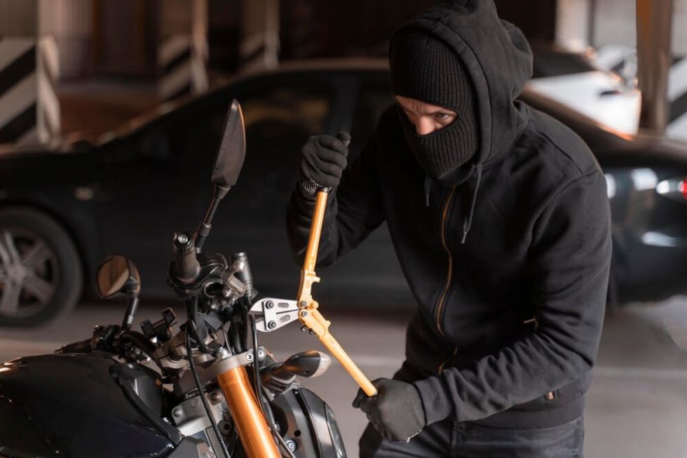 Dejó su moto afuera de su casa por la noche y se la robaron