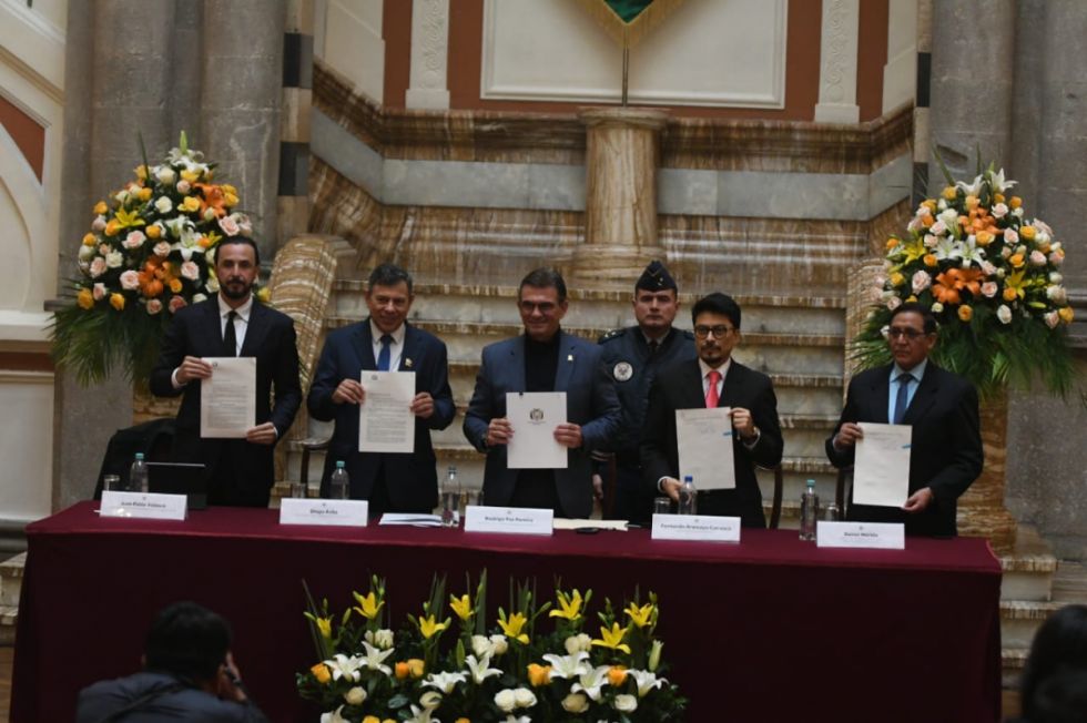 Paz promulga ley que devuelve al Gobierno central el pago de prediarios y bono de vacunación