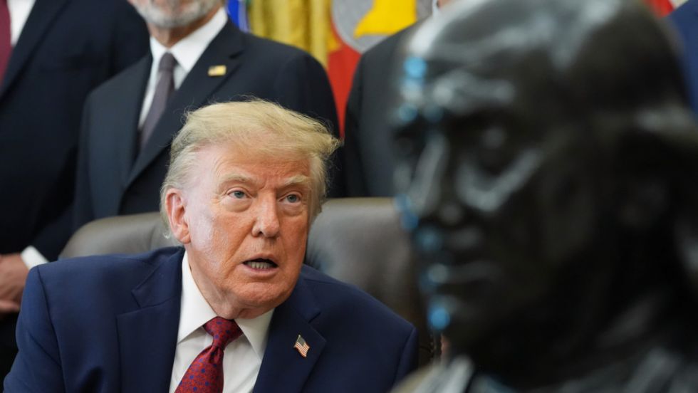 Trump plantea dos opciones ante Irán