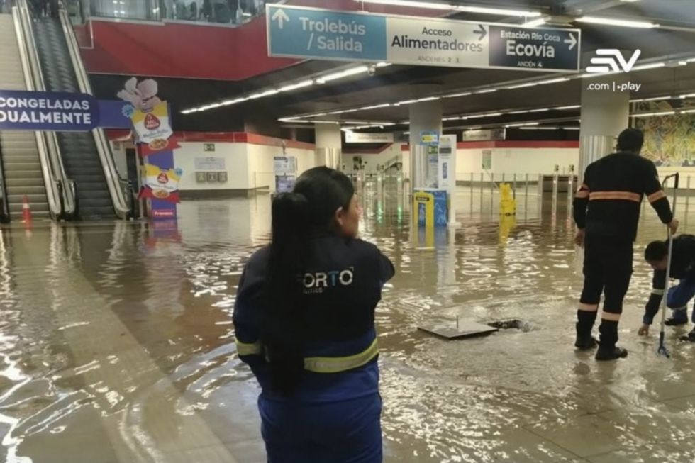 Fuerte lluvia causa inundaciones en Quito