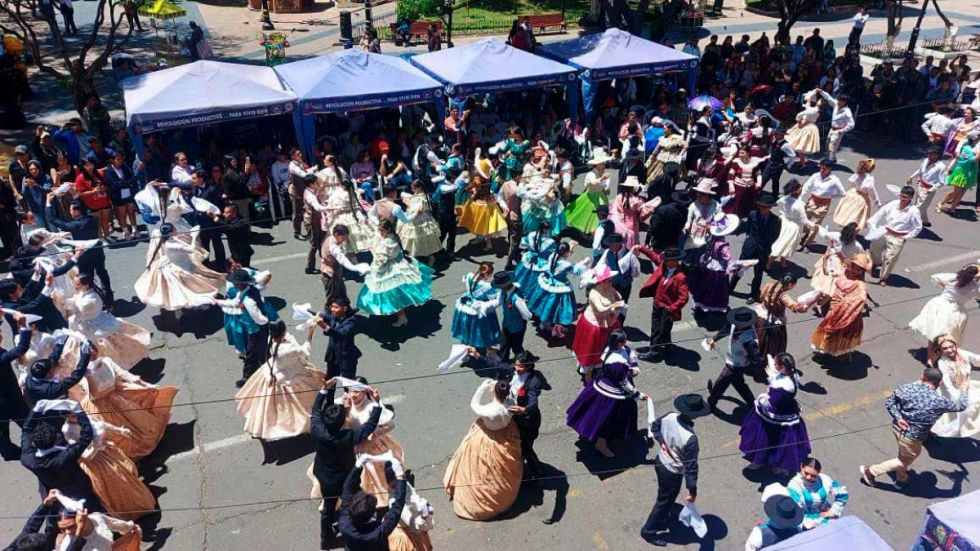 Sucre llena su plaza de  cueca y ritmos bolivianos