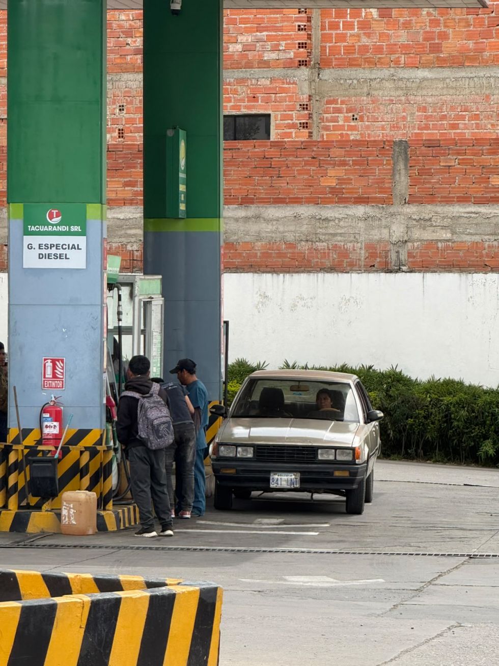 Persisten filas por gasolina y micros reducen el servicio