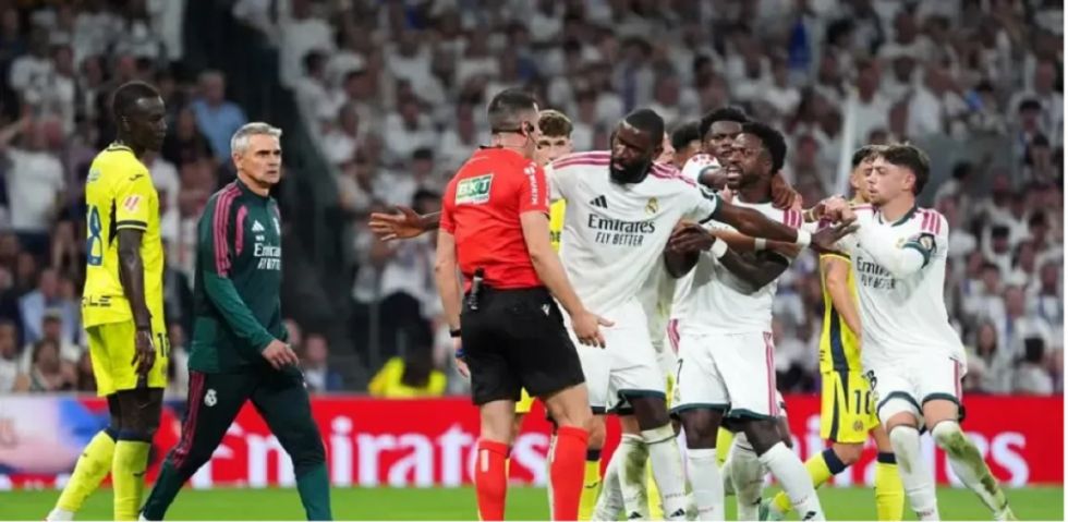 El Madrid sufre con 10 pero gana  con gol de Diomande al Villarreal
