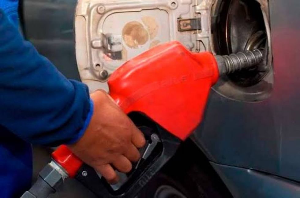 Gobierno y choferes de La Paz acuerdan levantar el bloqueo de placas para cargar combustible