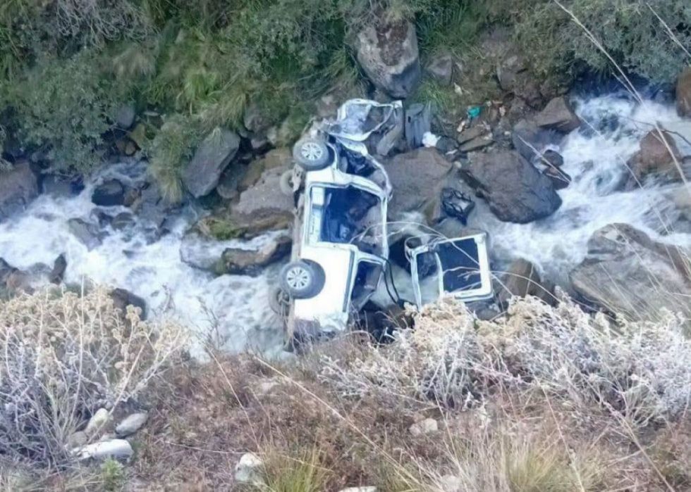 Se embarranca un vehículo y deja siete fallecidos en los Yungas