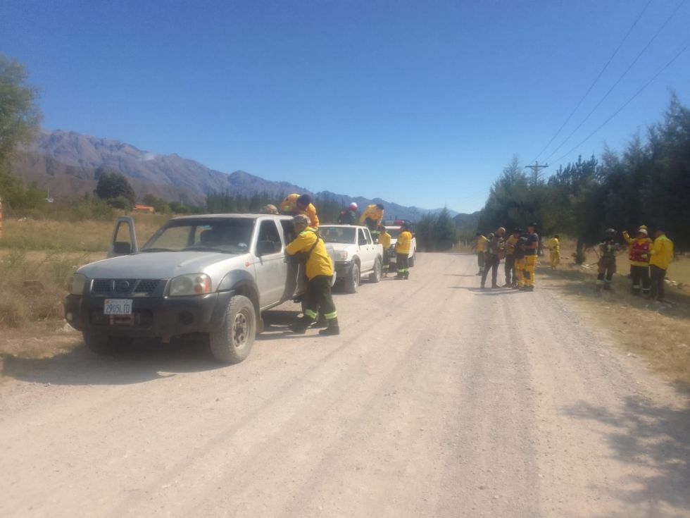 Gobernación coordina a 63 efectivos y refuerza la logística para combatir el incendio en Calderilla