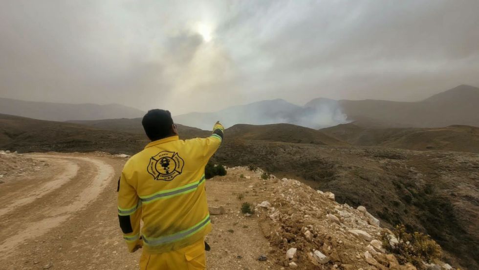 Incendio sigue activo en Calderilla Chica y UGR evalúa pedir helicópteros