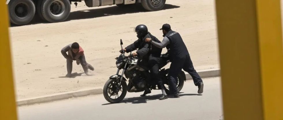 Cuatro personas en motocicleta atracan a un hombre y se llevan Bs 700.000