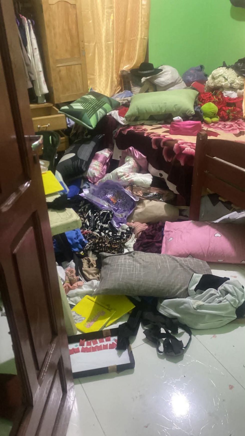 Falsos policías robaron 20 mil dólares y saquearon propiedad