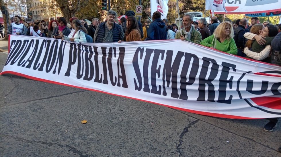 Policía reprime marcha universitaria en Argentina