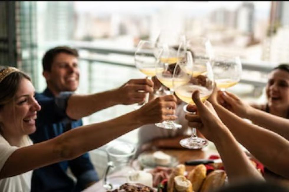 Tomar para encajar: por qué el alcohol no es solo una decisión personal
