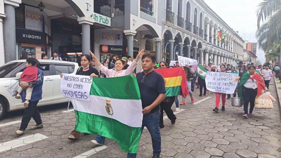“Nos van a matar de hambre”: movilizados de Santa Cruz piden la renuncia de Rodrigo Paz