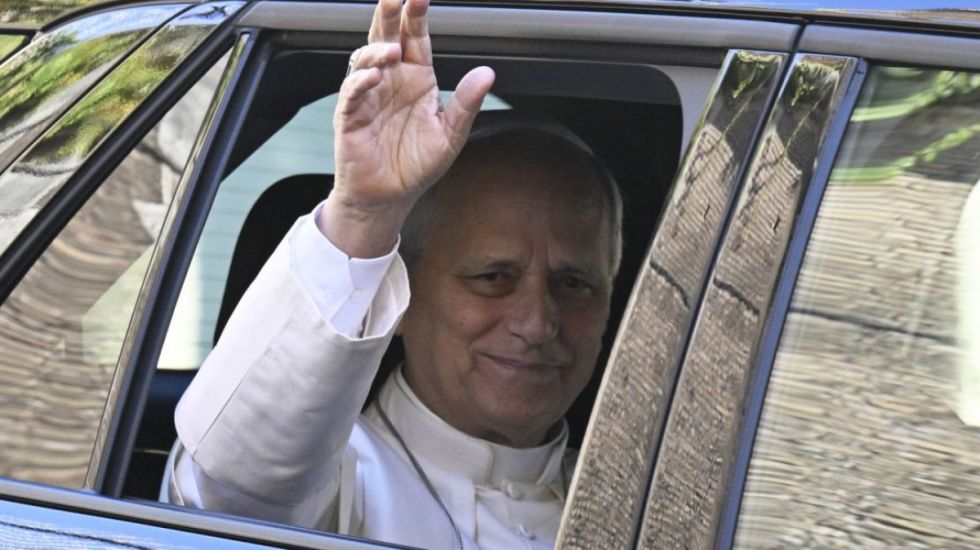 El papa León XIV regresa al Vaticano tras operación de cáncer de pulmón