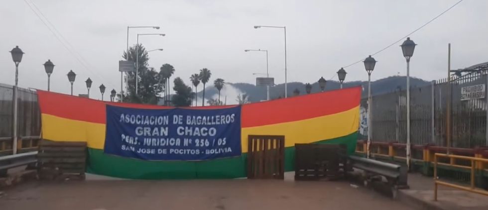 Bagalleros bloquean el puente internacional de Yacuiba por restricciones argentinas