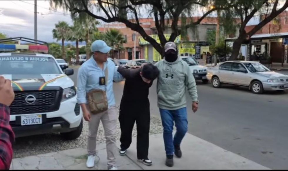 Lo atrapan mientras empujaba una moto para robarla