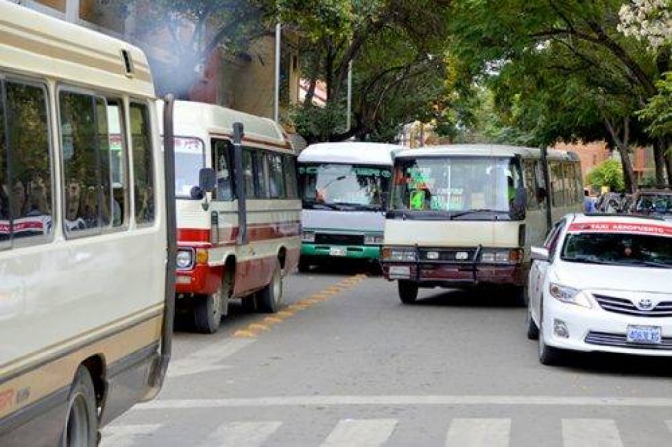 Transportistas dicen que es insostenible operar con Bs 3,50 y calculan un costo superior a Bs 4,50