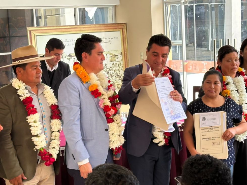 Entregan planimetrías a 286 familias de 3 distritos