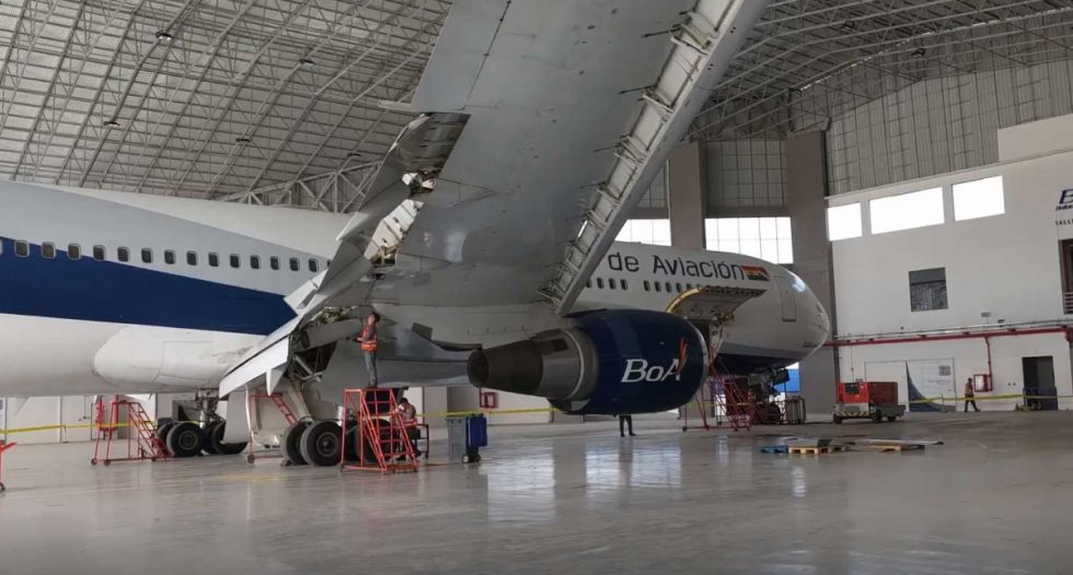 BoA celebra 19 años de conectividad destacando su capacidad técnica en su hangar de Cochabamba